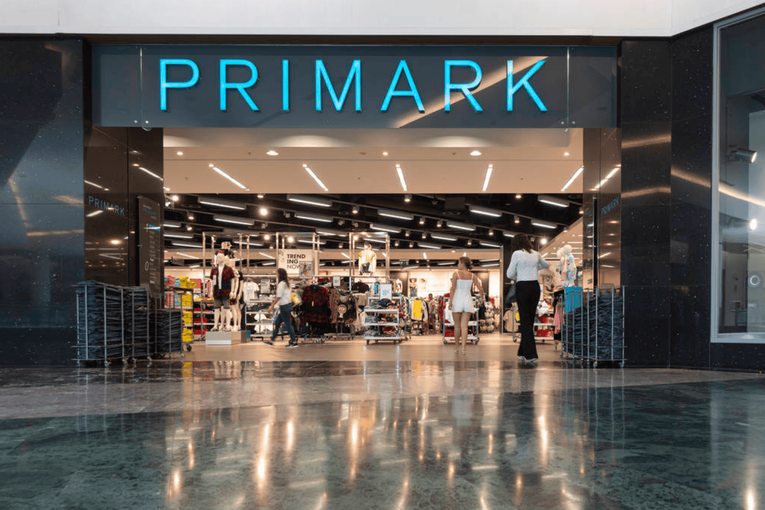 Primark butikk i Plaza Mar 2 kjøpesenter Alicante med shoppers og logo
