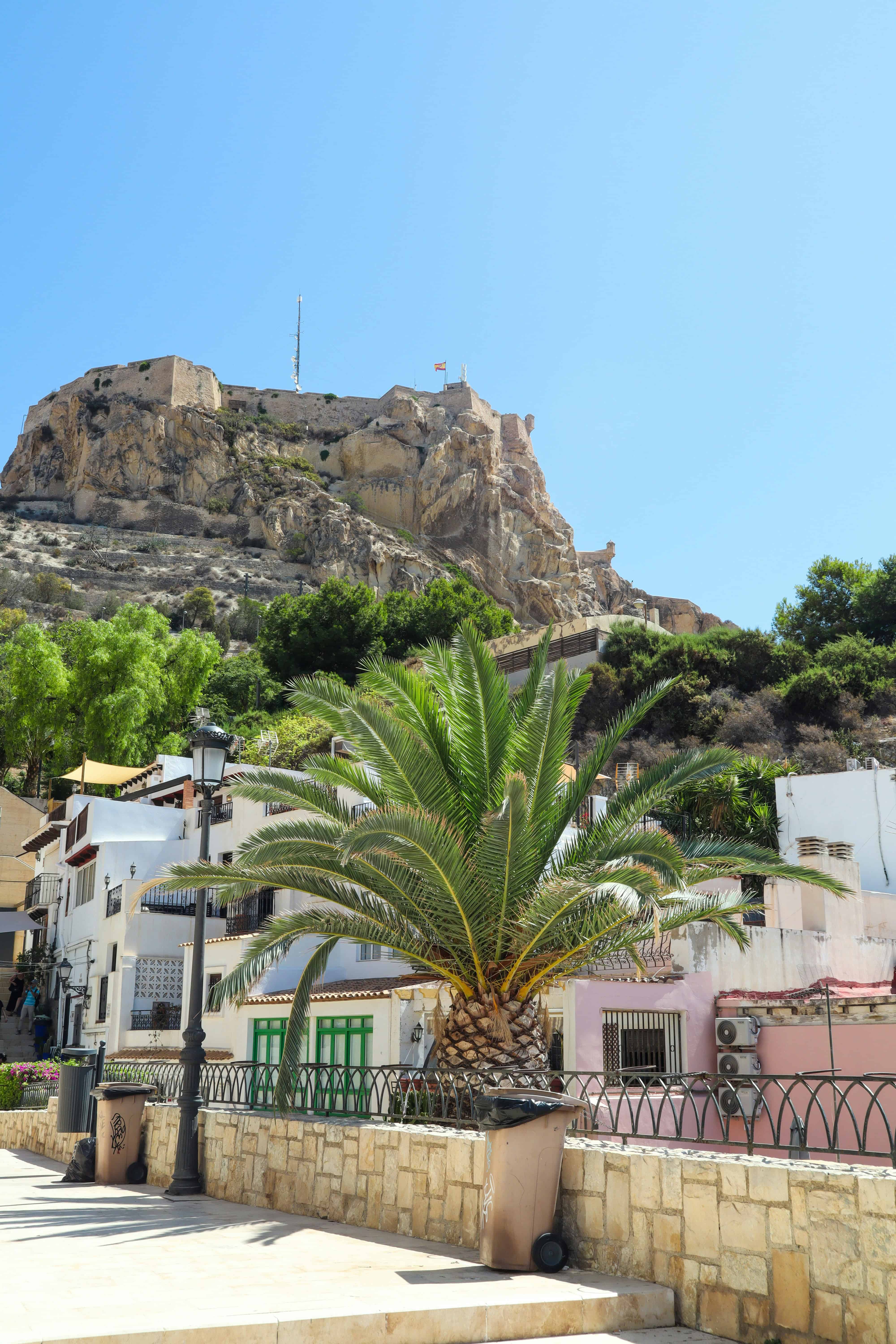 Santa Bárbara slott på fjelltopp i Alicante med panoramautsikt over byen og Middelhavet