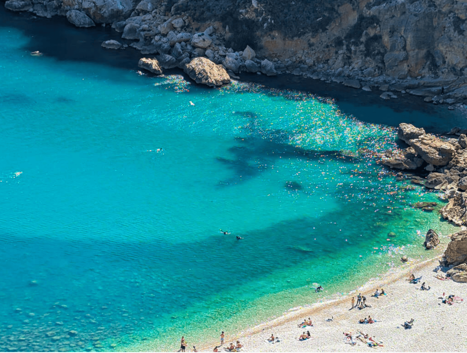 Cala Granadella Javea Costa Blanca Cala Granadella i Javea med turkisblått vann, klipper og pinjeskog på Costa Blanca