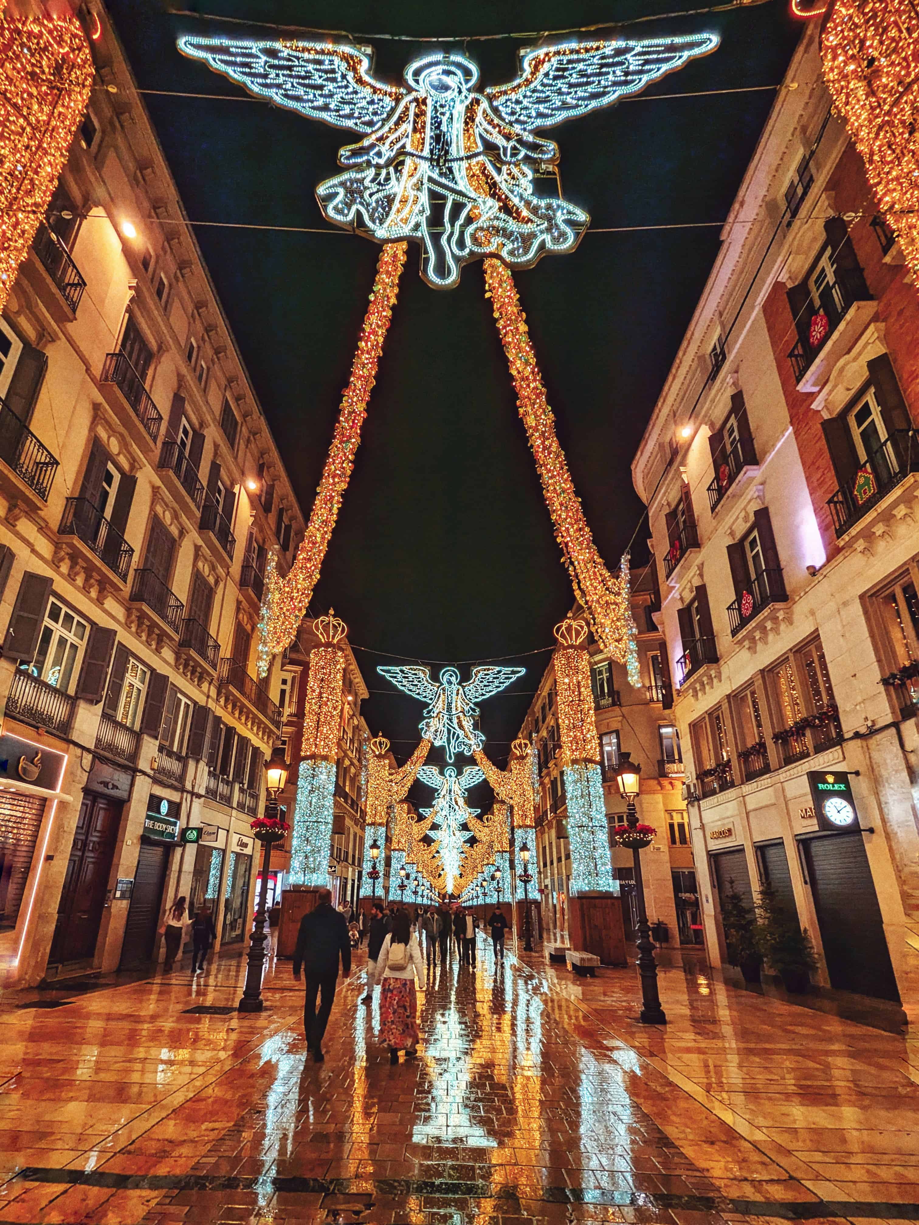 Málaga Calle Larios shoppinggate med vakker arkitektur, fotgjengere, butikker og historiske bygninger