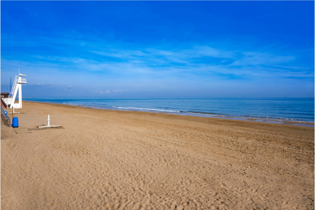 La Mata strand i Torrevieja med langstrand, blått hav og sandstrand på Costa Blanca