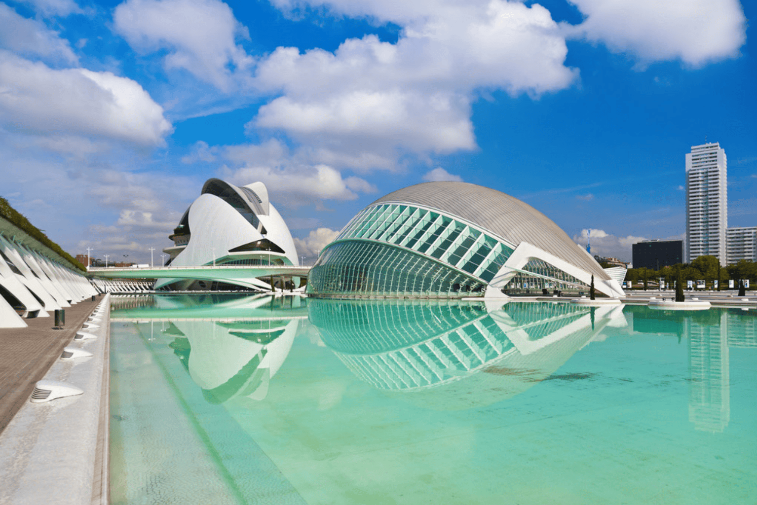 Ciudad de las Artes y las Ciencias i Valencia med futuristisk hvit arkitektur designet av Calatrava ved blått vann