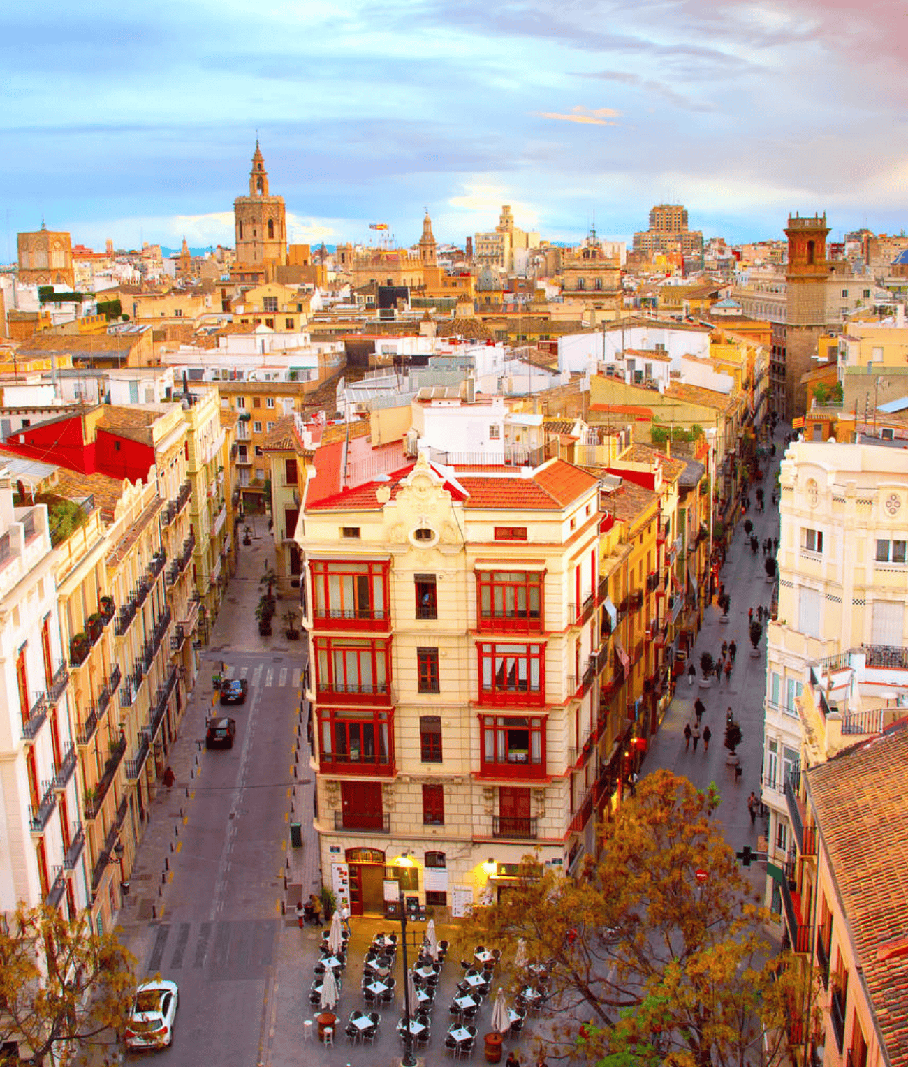 Ciutat Vella gamlebyen i Valencia med historiske smale gater, fargerike fasader og tapas-barer